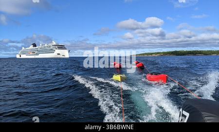 8. August 2022: Kajaks schlängelten hinter einem Zodiac-Boot während einer Expedition von Viking Octantis in der Georgian Bay von Lake Huron bei Killarney, Ontario. (Bild: © Simon Peter Groebner/Minneapolis Star Tribune via ZUMA Press Wire) Stockfoto