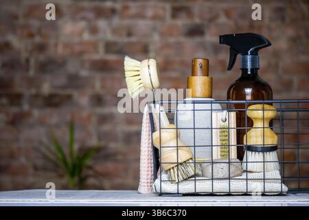 Umweltfreundliche Reinigungswerkzeuge in schwarzem, modernem Drahtkorb Stockfoto