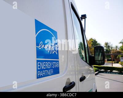 Los Angeles, Kalifornien, USA - 10.10.2019: Blick auf einen Van mit dem Energy Star-Logo an der Seitenwand. Stockfoto