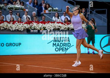 Madrid, Spanien. Mai 2025. Madrid, Spanien. Mai 2025. Die belarussische Spielerin Aryna Sabalenka spielt im Frauenfinale der Mutua Madrid Open 2025 in La Caja Mágica gegen Coco Gauff aus den Vereinigten Staaten (nicht abgebildet). Endergebnis: 6-3 7-6 für Sabalenka Credit: D. Canales Carvajal/Alamy Live News Stockfoto