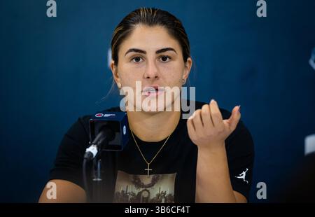 9. August 2022, TORONTO, KANADA: Bianca Andreescu aus Kanada spricht mit den Medien nach der ersten Runde des WTA 1000-Tennisturniers der National Bank Open 2022 (Credit Image: © Rob Prange/AFP7 via ZUMA Press Wire) Stockfoto
