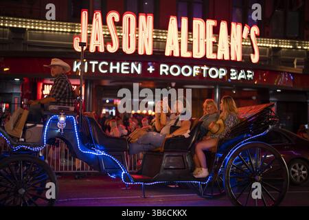 25. Juni 2021, Nashville, TN, USA: Touristen in einer Pferdekutschenfahrt vorbei an Jason Aldean's Kitchen + Rooftop Bar am Broadway im Zentrum von Nashville, Tennessee, am 24. Juni 2021. (Bild: © Jeff Wheeler/Minneapolis Star Tribune/TNS via ZUMA Press Wire) Stockfoto