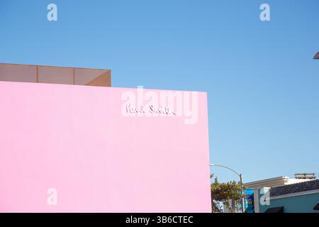 Los Angeles, Kalifornien, USA - 22.10.2019: Blick auf ein Ladenschild für den Boutique-Bekleidungsladen Paul Smith. Stockfoto