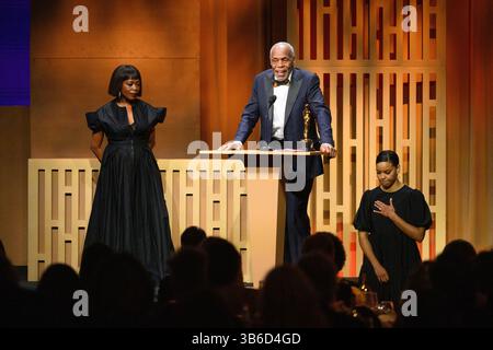 25. März 2022, Los Angeles, Kalifornien, USA: Alfre Woodard und der Jean Hersholt Humanitarian Award-Empfänger Danny Glover bei den Governors Awards 2022 im Ray Dolby Ballroom in Ovation Hollywood. (Kreditbild: © AMPAS/ZUMA Press Wire Service/ZUMAPRESS.com) Stockfoto
