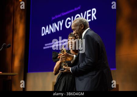 25. März 2022, Los Angeles, Kalifornien, USA: Alfre Woodard und der Jean Hersholt Humanitarian Award-Empfänger Danny Glover bei den Governors Awards 2022 im Ray Dolby Ballroom in Ovation Hollywood. (Kreditbild: © AMPAS/ZUMA Press Wire Service/ZUMAPRESS.com) Stockfoto