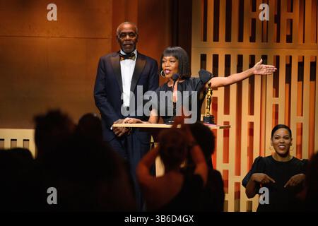 25. März 2022, Los Angeles, Kalifornien, USA: Jean Hersholt Humanitarian Award-Empfänger Danny Glover und Alfre Woodard bei den Governors Awards 2022 im Ray Dolby Ballroom in Ovation Hollywood. (Kreditbild: © AMPAS/ZUMA Press Wire Service/ZUMAPRESS.com) Stockfoto