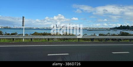 Blick auf den Hafen von Auckland mit Mangroveninseln und Skyline der Stadt im Hintergrund, Neuseeland Stockfoto