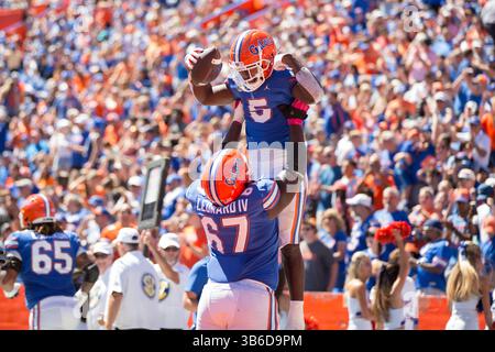 2. Oktober 2022: Florida Gators Running Back Nay'Quan Wright (5) und Florida Gators Offensive Lineman Richie Leonard IV (67) feiern einen rasanten Touchdown während des NCAA-Fußballspiels zwischen den Eastern Washington Eagles und den Florida Gators im Ben Hill Griffin Stadium Gainesville, FL. Jonathan Huff/CSM. (Bild: © Jonathan Huff/CSM via ZUMA Press Wire) Stockfoto