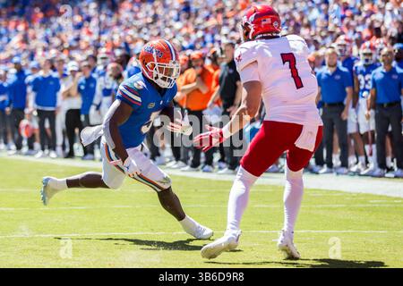 2. Oktober 2022: Florida Gators Running Back Nay'Quan Wright (5) stürzt in die NCAA, um im Ben Hill Griffin Stadium Gainesville (FL) zwischen den Eastern Washington Eagles und den Florida Gators einen Treffer zu erzielen. Jonathan Huff/CSM. (Bild: © Jonathan Huff/CSM via ZUMA Press Wire) Stockfoto