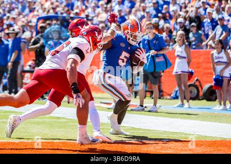 2. Oktober 2022: Florida Gators Running Back Nay'Quan Wright (5) stürzt in die NCAA, um im Ben Hill Griffin Stadium Gainesville (FL) zwischen den Eastern Washington Eagles und den Florida Gators einen Treffer zu erzielen. Jonathan Huff/CSM. (Bild: © Jonathan Huff/CSM via ZUMA Press Wire) Stockfoto