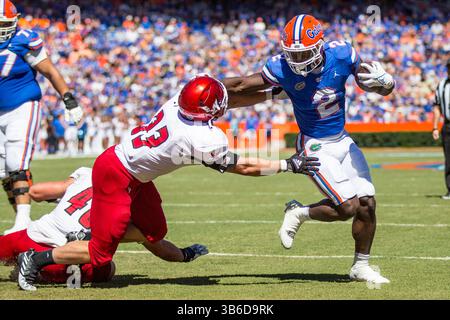 2. Oktober 2022: Florida Gators Running Back Montrell Johnson Jr. (2) stürzt ein, um beim NCAA-Football-Spiel zwischen den Eastern Washington Eagles und den Florida Gators im Ben Hill Griffin Stadium Gainesville, FL, einen Treffer zu erzielen. Jonathan Huff/CSM. (Bild: © Jonathan Huff/CSM via ZUMA Press Wire) Stockfoto