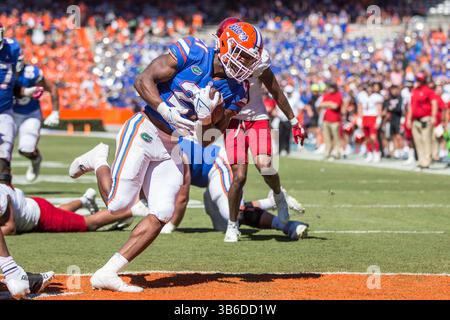 2. Oktober 2022: Florida Gators Running Back Lorenzo Lingard (21) stürzt ein, um beim NCAA-Football-Spiel zwischen den Eastern Washington Eagles und den Florida Gators im Ben Hill Griffin Stadium Gainesville, FL, einen Treffer zu erzielen. Jonathan Huff/CSM. (Bild: © Jonathan Huff/CSM via ZUMA Press Wire) Stockfoto