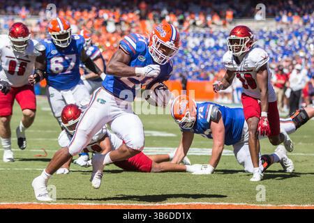 2. Oktober 2022: Florida Gators Running Back Lorenzo Lingard (21) stürzt ein, um beim NCAA-Football-Spiel zwischen den Eastern Washington Eagles und den Florida Gators im Ben Hill Griffin Stadium Gainesville, FL, einen Treffer zu erzielen. Jonathan Huff/CSM. (Bild: © Jonathan Huff/CSM via ZUMA Press Wire) Stockfoto