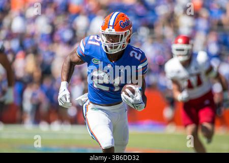 2. Oktober 2022: Florida Gators Running Back Lorenzo Lingard (21) findet im Ben Hill Griffin Stadium Gainesville, FL, Freiraum für das NCAA-Fußballspiel zwischen den Eastern Washington Eagles und den Florida Gators. Jonathan Huff/CSM. (Bild: © Jonathan Huff/CSM via ZUMA Press Wire) Stockfoto