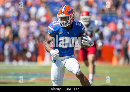 2. Oktober 2022: Florida Gators Running Back Lorenzo Lingard (21) findet im Ben Hill Griffin Stadium Gainesville, FL, Freiraum für das NCAA-Fußballspiel zwischen den Eastern Washington Eagles und den Florida Gators. Jonathan Huff/CSM. (Bild: © Jonathan Huff/CSM via ZUMA Press Wire) Stockfoto
