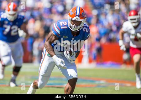 2. Oktober 2022: Florida Gators Running Back Lorenzo Lingard (21) findet im Ben Hill Griffin Stadium Gainesville, FL, Freiraum für das NCAA-Fußballspiel zwischen den Eastern Washington Eagles und den Florida Gators. Jonathan Huff/CSM. (Bild: © Jonathan Huff/CSM via ZUMA Press Wire) Stockfoto