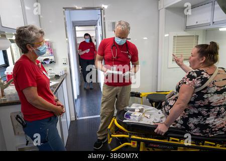 5. Oktober 2022, Arcadia, Florida, USA: Ein gemeinnütziges mobiles medizinisches Team aus Kansas City, das von From Heart to Heart International Patienten in Arcadia, Florida, behandelt. Arcadia wurde letzte Woche vom Hurrikan Ian schwer getroffen. Laut der Volkszählung von 2020 leben etwa 30 % der Bevölkerung in Arcadia unterhalb der Armutsgrenze, während etwa 13 % der Bevölkerung in Florida insgesamt in Armut leben. Das Team besteht aus freiwilligen Ärzten, Krankenschwestern und Krankenschwestern. (Bild: © Robin Loznak/ZUMA Press Wire) Stockfoto