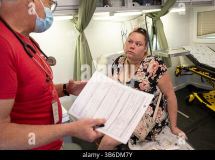 5. Oktober 2022, Arcadia, Florida, USA: Ein gemeinnütziges mobiles medizinisches Team aus Kansas City, das von From Heart to Heart International Patienten in Arcadia, Florida, behandelt. Arcadia wurde letzte Woche vom Hurrikan Ian schwer getroffen. Laut der Volkszählung von 2020 leben etwa 30 % der Bevölkerung in Arcadia unterhalb der Armutsgrenze, während etwa 13 % der Bevölkerung in Florida insgesamt in Armut leben. Das Team besteht aus freiwilligen Ärzten, Krankenschwestern und Krankenschwestern. (Bild: © Robin Loznak/ZUMA Press Wire) Stockfoto