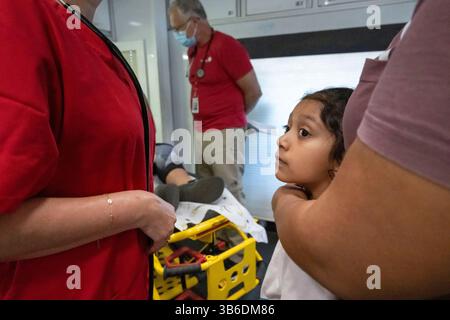 5. Oktober 2022, Arcadia, Florida, USA: Ein gemeinnütziges mobiles medizinisches Team aus Kansas City, das von From Heart to Heart International Patienten in Arcadia, Florida, behandelt. Arcadia wurde letzte Woche vom Hurrikan Ian schwer getroffen. Laut der Volkszählung von 2020 leben etwa 30 % der Bevölkerung in Arcadia unterhalb der Armutsgrenze, während etwa 13 % der Bevölkerung in Florida insgesamt in Armut leben. Das Team besteht aus freiwilligen Ärzten, Krankenschwestern und Krankenschwestern. (Bild: © Robin Loznak/ZUMA Press Wire) Stockfoto