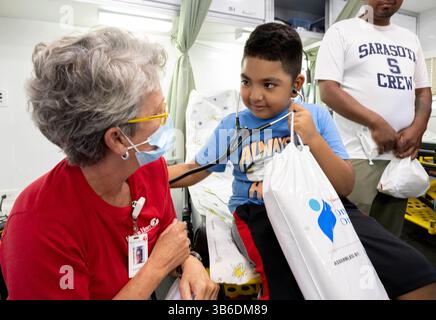 5. Oktober 2022, Arcadia, Florida, USA: Ein gemeinnütziges mobiles medizinisches Team aus Kansas City, das von From Heart to Heart International Patienten in Arcadia, Florida, behandelt. Arcadia wurde letzte Woche vom Hurrikan Ian schwer getroffen. Laut der Volkszählung von 2020 leben etwa 30 % der Bevölkerung in Arcadia unterhalb der Armutsgrenze, während etwa 13 % der Bevölkerung in Florida insgesamt in Armut leben. Das Team besteht aus freiwilligen Ärzten, Krankenschwestern und Krankenschwestern. (Bild: © Robin Loznak/ZUMA Press Wire) Stockfoto