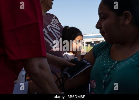 5. Oktober 2022, Arcadia, Florida, USA: Ein gemeinnütziges mobiles medizinisches Team aus Kansas City, das von From Heart to Heart International Patienten in Arcadia, Florida, behandelt. Arcadia wurde letzte Woche vom Hurrikan Ian schwer getroffen. Laut der Volkszählung von 2020 leben etwa 30 % der Bevölkerung in Arcadia unterhalb der Armutsgrenze, während etwa 13 % der Bevölkerung in Florida insgesamt in Armut leben. Das Team besteht aus freiwilligen Ärzten, Krankenschwestern und Krankenschwestern. (Bild: © Robin Loznak/ZUMA Press Wire) Stockfoto