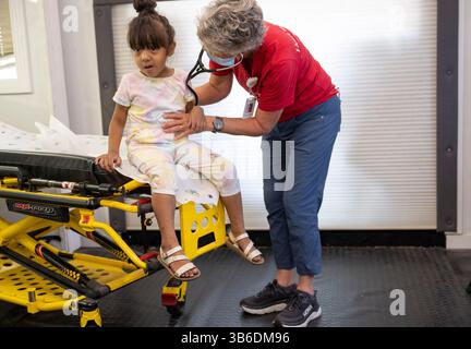 5. Oktober 2022, Arcadia, Florida, USA: Ein gemeinnütziges mobiles medizinisches Team aus Kansas City, das von From Heart to Heart International Patienten in Arcadia, Florida, behandelt. Arcadia wurde letzte Woche vom Hurrikan Ian schwer getroffen. Laut der Volkszählung von 2020 leben etwa 30 % der Bevölkerung in Arcadia unterhalb der Armutsgrenze, während etwa 13 % der Bevölkerung in Florida insgesamt in Armut leben. Das Team besteht aus freiwilligen Ärzten, Krankenschwestern und Krankenschwestern. (Bild: © Robin Loznak/ZUMA Press Wire) Stockfoto