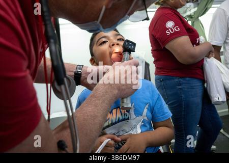 5. Oktober 2022, Arcadia, Florida, USA: Ein gemeinnütziges mobiles medizinisches Team aus Kansas City, das von From Heart to Heart International Patienten in Arcadia, Florida, behandelt. Arcadia wurde letzte Woche vom Hurrikan Ian schwer getroffen. Laut der Volkszählung von 2020 leben etwa 30 % der Bevölkerung in Arcadia unterhalb der Armutsgrenze, während etwa 13 % der Bevölkerung in Florida insgesamt in Armut leben. Das Team besteht aus freiwilligen Ärzten, Krankenschwestern und Krankenschwestern. (Bild: © Robin Loznak/ZUMA Press Wire) Stockfoto