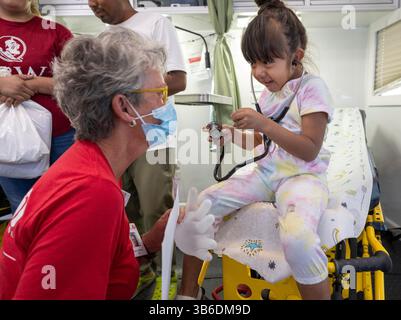 5. Oktober 2022, Arcadia, Florida, USA: Ein gemeinnütziges mobiles medizinisches Team aus Kansas City, das von From Heart to Heart International Patienten in Arcadia, Florida, behandelt. Arcadia wurde letzte Woche vom Hurrikan Ian schwer getroffen. Laut der Volkszählung von 2020 leben etwa 30 % der Bevölkerung in Arcadia unterhalb der Armutsgrenze, während etwa 13 % der Bevölkerung in Florida insgesamt in Armut leben. Das Team besteht aus freiwilligen Ärzten, Krankenschwestern und Krankenschwestern. (Bild: © Robin Loznak/ZUMA Press Wire) Stockfoto