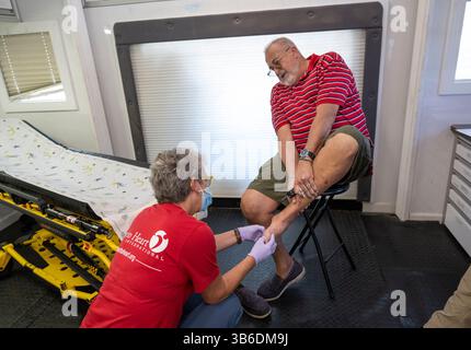 5. Oktober 2022, Arcadia, Florida, USA: Ein gemeinnütziges mobiles medizinisches Team aus Kansas City, das von From Heart to Heart International Patienten in Arcadia, Florida, behandelt. Arcadia wurde letzte Woche vom Hurrikan Ian schwer getroffen. Laut der Volkszählung von 2020 leben etwa 30 % der Bevölkerung in Arcadia unterhalb der Armutsgrenze, während etwa 13 % der Bevölkerung in Florida insgesamt in Armut leben. Das Team besteht aus freiwilligen Ärzten, Krankenschwestern und Krankenschwestern. (Bild: © Robin Loznak/ZUMA Press Wire) Stockfoto