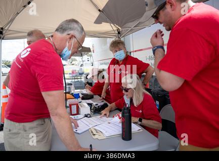 5. Oktober 2022, Arcadia, Florida, USA: Ein gemeinnütziges mobiles medizinisches Team aus Kansas City, das von From Heart to Heart International Patienten in Arcadia, Florida, behandelt. Arcadia wurde letzte Woche vom Hurrikan Ian schwer getroffen. Laut der Volkszählung von 2020 leben etwa 30 % der Bevölkerung in Arcadia unterhalb der Armutsgrenze, während etwa 13 % der Bevölkerung in Florida insgesamt in Armut leben. Das Team besteht aus freiwilligen Ärzten, Krankenschwestern und Krankenschwestern. (Bild: © Robin Loznak/ZUMA Press Wire) Stockfoto