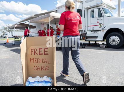 5. Oktober 2022, Arcadia, Florida, USA: Ein gemeinnütziges mobiles medizinisches Team aus Kansas City, das von From Heart to Heart International Patienten in Arcadia, Florida, behandelt. Arcadia wurde letzte Woche vom Hurrikan Ian schwer getroffen. Laut der Volkszählung von 2020 leben etwa 30 % der Bevölkerung in Arcadia unterhalb der Armutsgrenze, während etwa 13 % der Bevölkerung in Florida insgesamt in Armut leben. Das Team besteht aus freiwilligen Ärzten, Krankenschwestern und Krankenschwestern. (Bild: © Robin Loznak/ZUMA Press Wire) Stockfoto