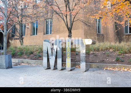 Metallschild mit (Massachusetts Institute of Technology) vor dem Stata Center auf dem Campus in Cambridge, MA, USA Stockfoto
