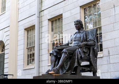 John Harvard Statue vor der University Hall in Harvard Yard an der Harvard University, Cambridge, Massachusetts, USA Stockfoto
