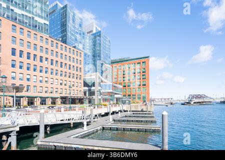 Boston, Massachusetts, USA - 11. November 2023: Skyline am Hafen von Boston. Boston, Massachusetts, USA Stockfoto