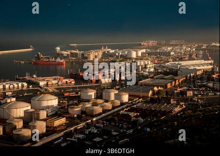 31. August 2022, Barcelona, Spanien: Container im Logistik- und Industriegebiet La Zona Franca im Hafen von Barcelona. (Bild: © Jordi Boixareu/ZUMA Press Wire) Stockfoto