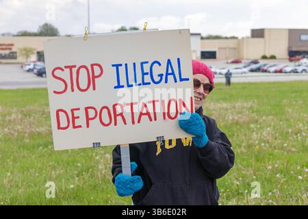 West Burlington, Iowa, USA. Mai 2025. Bürger der unteilbaren Iowa-Bewegung nahmen am 3. Mai 2025 an der Demonstration zum Nationalfeiertag in West Burlington, Iowa, USA, Teil. Eine Frau hielt ein Schild mit der Aufschrift „Stop illegal Deportation“. Quelle: Keith Turrill/Alamy Live News Stockfoto
