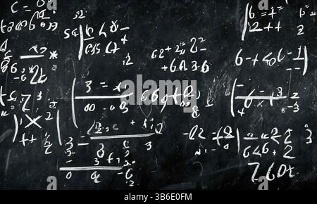 Der Schulausschuss wurde in Kreide mit komplizierten und fiktiven mathematischen Berechnungen geschrieben Stockfoto