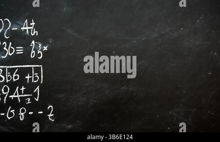 Der Schulausschuss wurde in Kreide mit komplizierten und fiktiven mathematischen Berechnungen geschrieben Stockfoto