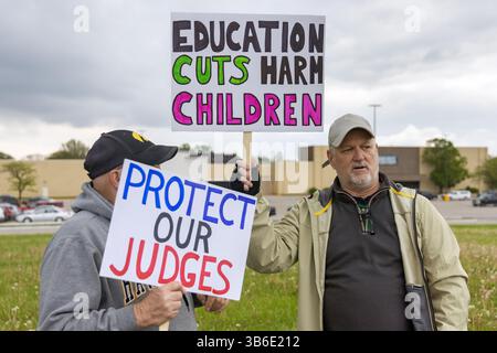 West Burlington, Iowa, USA. Mai 2025. Bürger der unteilbaren Iowa-Bewegung nahmen am 3. Mai 2025 an der Demonstration zum Nationalfeiertag in West Burlington, Iowa, USA, Teil. Quelle: Keith Turrill/Alamy Live News Stockfoto