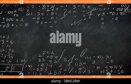 Der Schulausschuss wurde in Kreide mit komplizierten und fiktiven mathematischen Berechnungen geschrieben Stockfoto