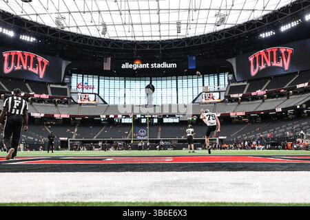 16. September 2023: Vanderbilt Commodores Punter Conor Weasler (79) wird vor dem Start des College-Football-Spiels mit den Vanderbilt Commodores und den UNLV-Rebellen im Allegiant Stadium in Las Vegas, NV, aufgewärmt. Christopher Trim/CSM. (Kreditbild: © Christopher Trim/CSM via ZUMA Press Wire) Stockfoto