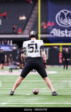 16. September 2023: Vanderbilt Commodores Daniel GAW (51) wird vor dem Start des College-Football-Spiels mit den Vanderbilt Commodores und den UNLV Rebellen im Allegiant Stadium in Las Vegas, NV, aufgewärmt. Christopher Trim/CSM. (Kreditbild: © Christopher Trim/CSM via ZUMA Press Wire) Stockfoto