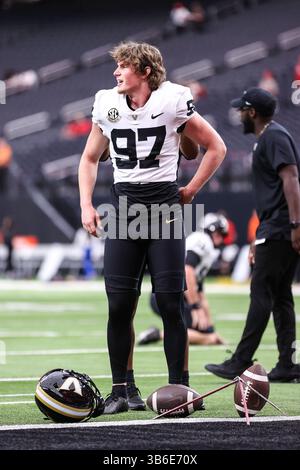 16. September 2023: Vanderbilt Commodores platziert Kicker Jacob Borcila (97) vor dem Start des College-Football-Spiels mit den Vanderbilt Commodores und den UNLV-Rebellen im Allegiant Stadium in Las Vegas, NV. Christopher Trim/CSM. (Kreditbild: © Christopher Trim/CSM via ZUMA Press Wire) Stockfoto
