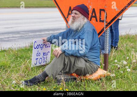 West Burlington, Iowa, USA. Mai 2025. Bürger der unteilbaren Iowa-Bewegung nahmen am 3. Mai 2025 an der Demonstration zum Nationalfeiertag in West Burlington, Iowa, USA, Teil. Ein sitzender Mann hielt ein Schild mit der Aufschrift "Congress Do Your Jobs". Quelle: Keith Turrill/Alamy Live News Stockfoto