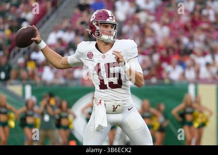 September 2023, Tampa, Florida, USA: 16. September 2023: der Quarterback Ty Simpson (15) macht einen Pass-Versuch zwischen den Alabama Crimson Tide und den South Florida Bulls im Raymond James Stadium in Tampa, Florida. (Bild: © Peter Joneleit/ZUMA Press Wire) Stockfoto