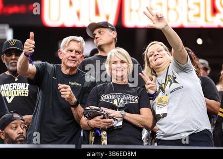16. September 2023: Fans von Vanderbilt Commodores posieren vor dem Start des College-Football-Spiels mit den Vanderbilt Commodores und den UNLV-Rebellen im Allegiant Stadium in Las Vegas, NV. Christopher Trim/CSM. (Kreditbild: © Christopher Trim/CSM via ZUMA Press Wire) Stockfoto