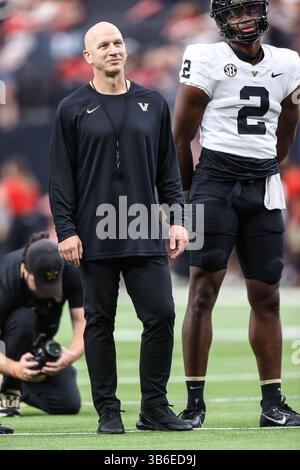 16. September 2023: Vanderbilt Commodores-Cheftrainer Clark Lea auf dem Feld vor dem Start des College-Football-Spiels mit den Vanderbilt Commodores und den UNLV-Rebellen im Allegiant Stadium in Las Vegas, NV. Christopher Trim/CSM. (Kreditbild: © Christopher Trim/CSM via ZUMA Press Wire) Stockfoto