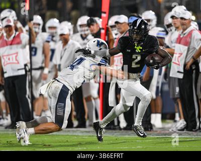 16. September 2023: Der Villanova-Defensivverteidiger Ethan Potter (34) versucht, den UCF-Wide-Receiver Kobe Hudson (2) während des NCAA-Fußballspiels in der 1. Hälfte zwischen Villanova Wildcats und den UCF Knights im FBC Mortgage Stadium in Orlando, FL, anzugreifen. Romeo T Guzman/CSM (Kreditbild: Stockfoto