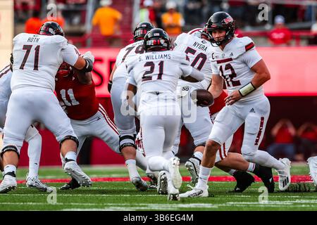September 2023 - Lincoln, NE. US-Quarterback Rocky Lombardi (12) gibt an Running Back Gavin Williams (21) in Aktion während eines Fußballspiels der NCAA Division 1 zwischen Northern Illinois Huskies und den Nebraska Cornhuskers im Memorial Stadium in Lincoln, NE. Nebraska gewann 35-11. Teilnahme: 86.875.390. Ausverkaufte in Folge. Michael Spomer/Cal Sport Media (Credit Image: © Michael Spomer/CSM via ZUMA Press Wire) Stockfoto