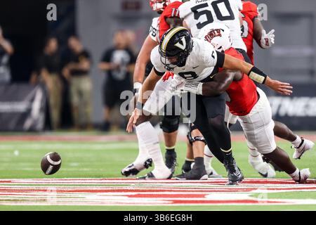16. September 2023: Vanderbilt Commodores Quarterback Ken Seals (8) fummelt in der zweiten Hälfte des College-Fußballspiels mit den Vanderbilt Commodores und den UNLV Rebellen im Allegiant Stadium in Las Vegas, NV. Christopher Trim/CSM. (Kreditbild: © Christopher Trim/CSM via ZUMA Press Wire) Stockfoto